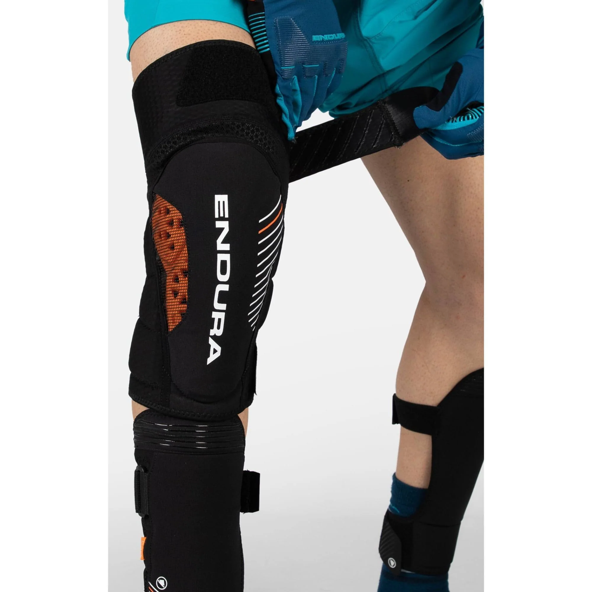 Endura MT500 D3O Cycling Open Knee Guards - Black - Image 3